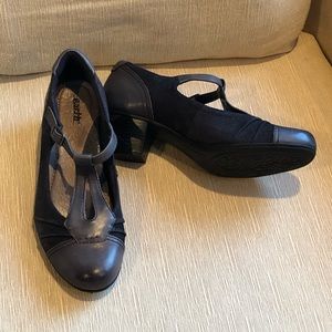 Earth navy/grey multi-tonal 2”heels - size 8